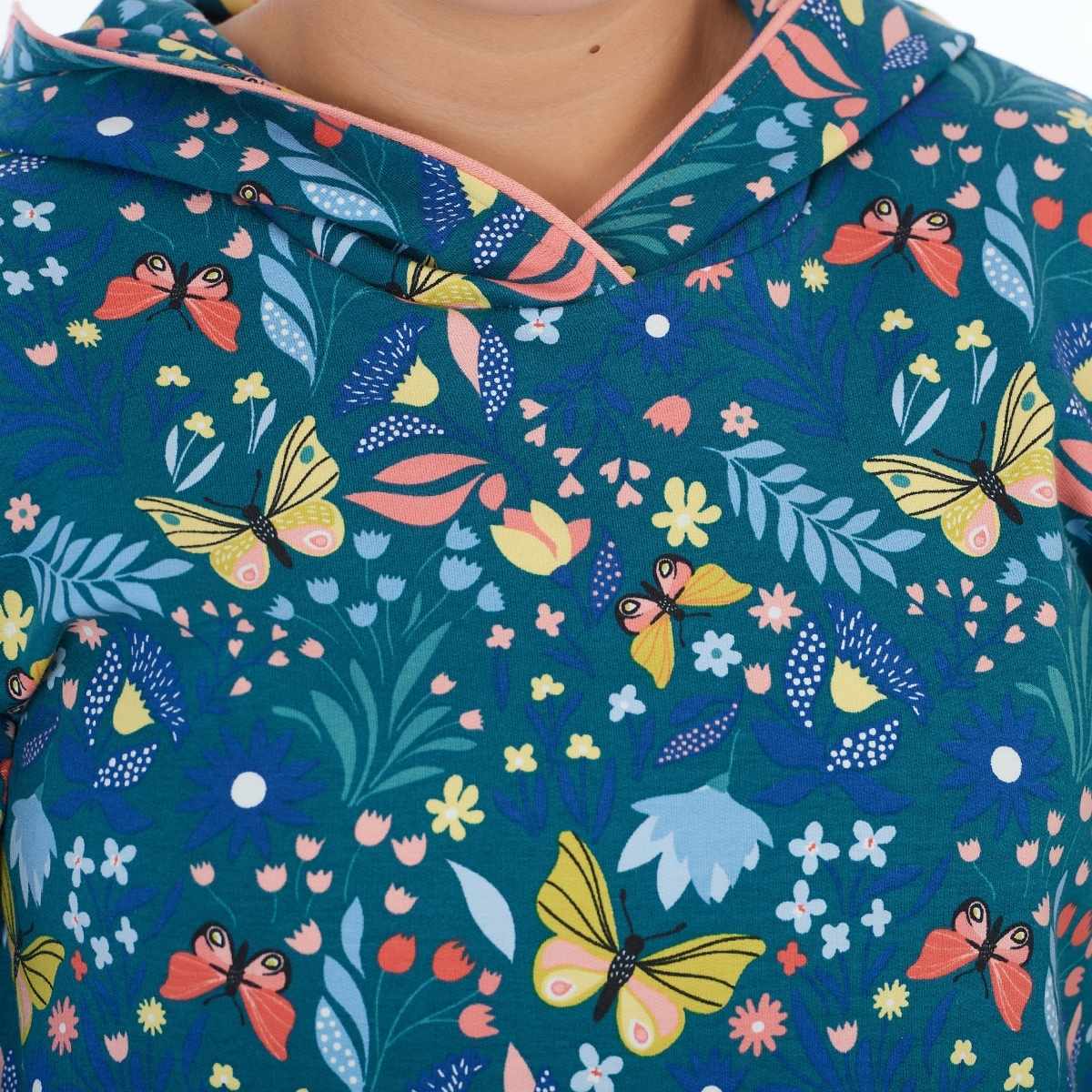 proud little cloud hoodie fuer mollige mädchen butterfly bliss detail