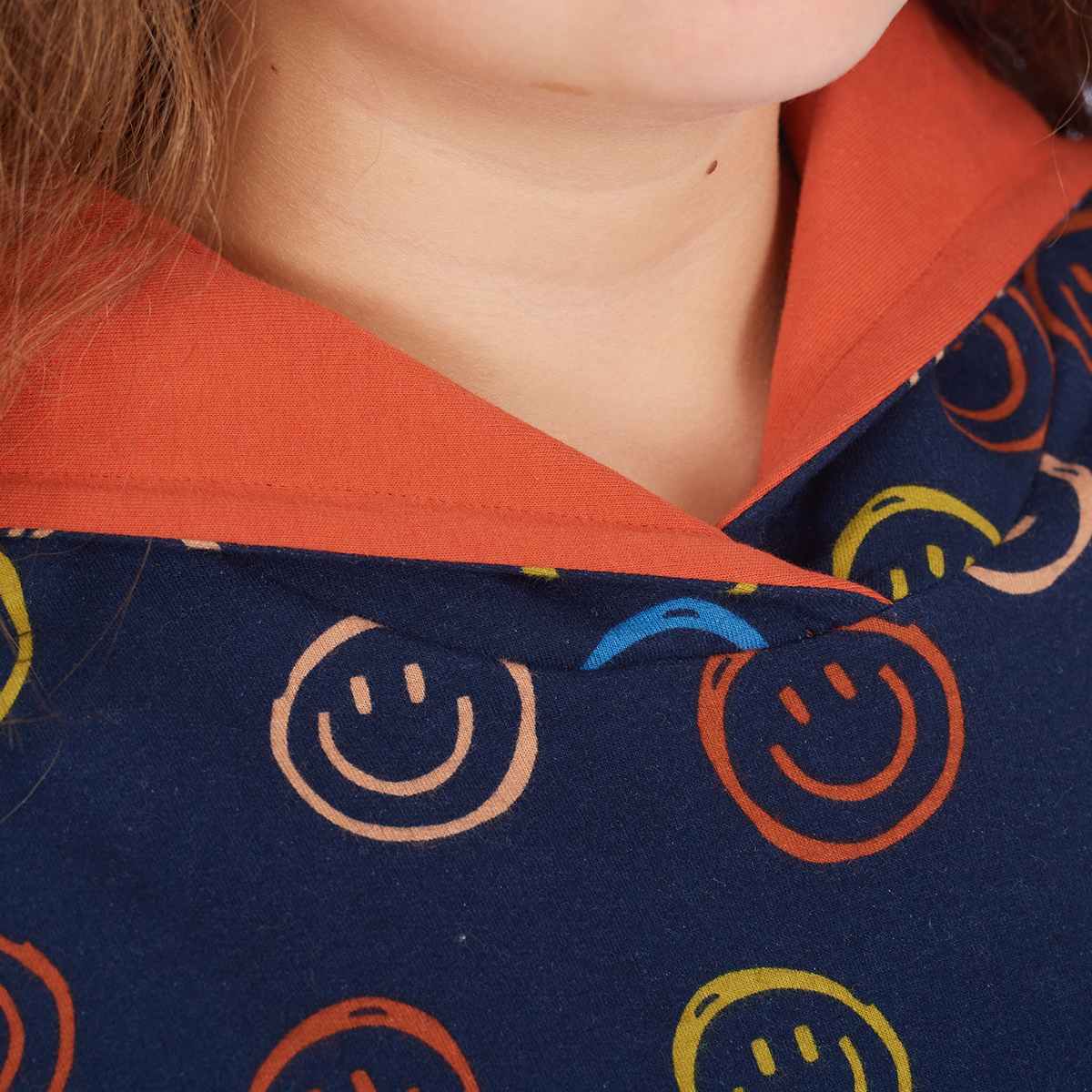 proud little cloud hoodie happysmiley dunkelblau fuer mollige maedchen detail