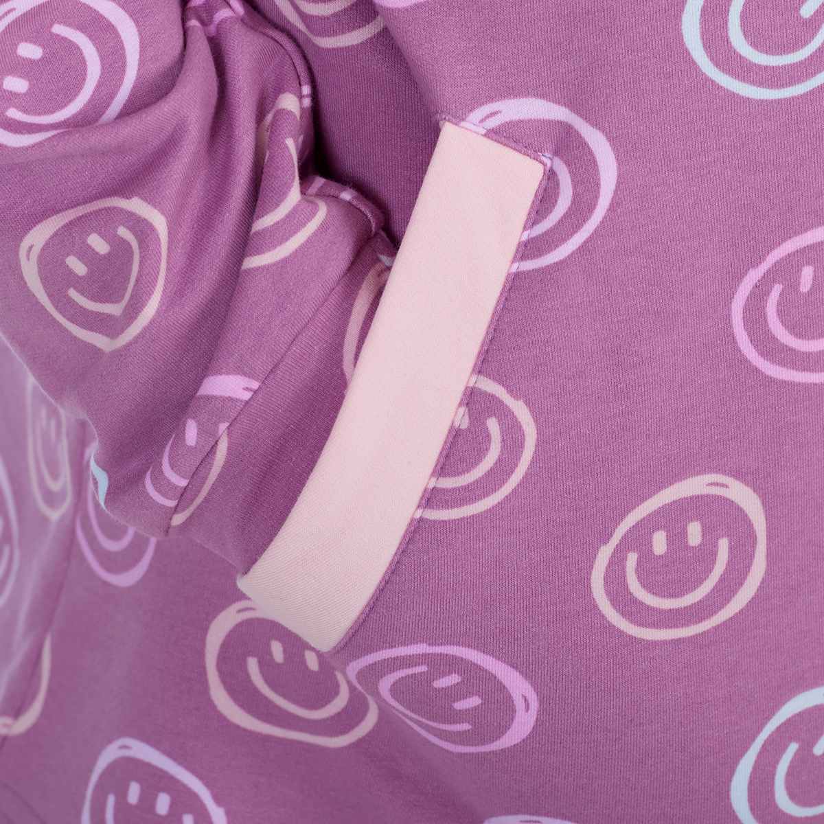 proud little cloud hoodie happysmiley lavendel fuer mollige maedchen detail2