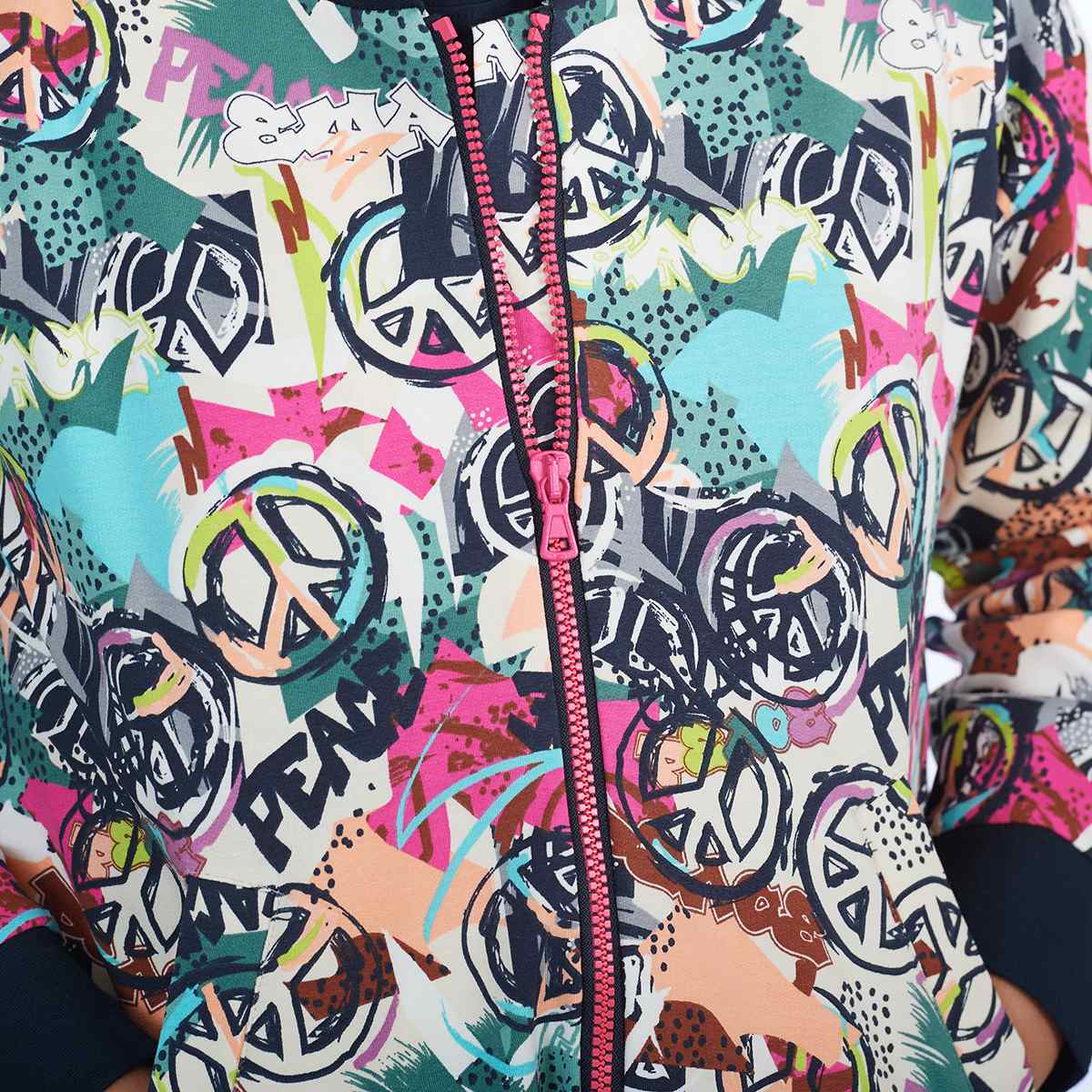 proud little cloud sweatjacke peacepower fuer mollige maedchen detail