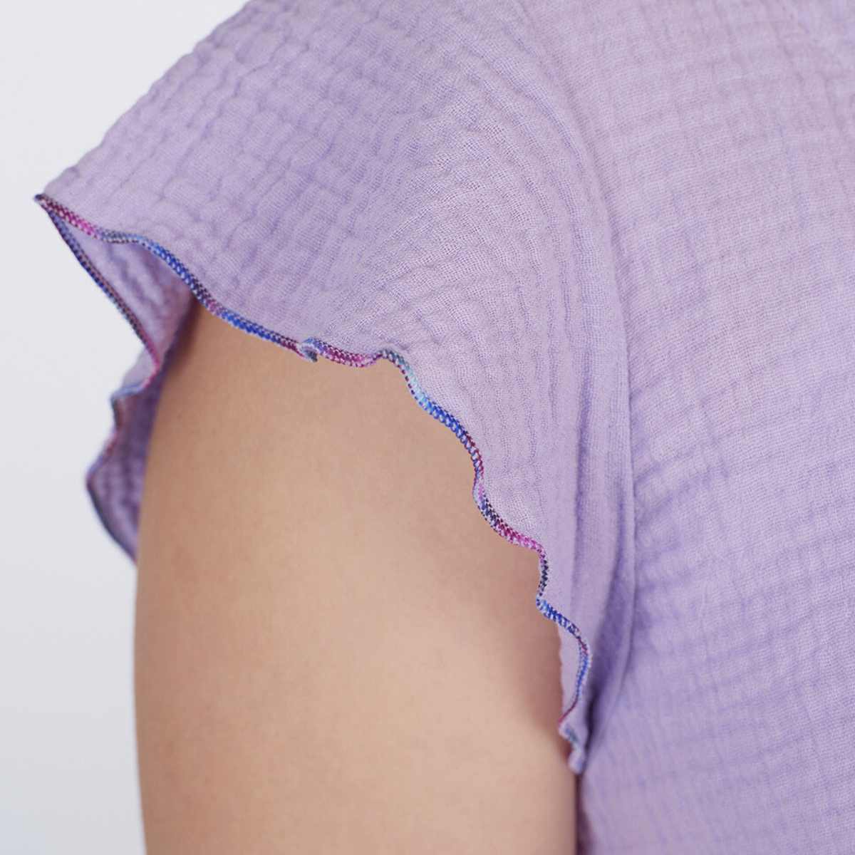 proud little cloud musselinbluse lavendelbrise fuer mollige maedchen detail